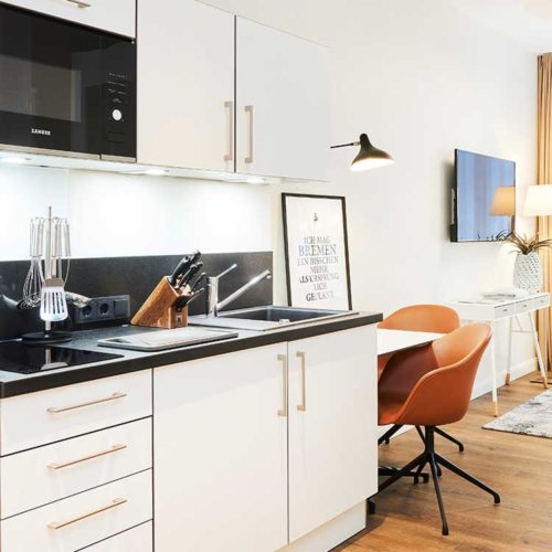 Kuechenzeile mit Ess- Arbeitsbereich